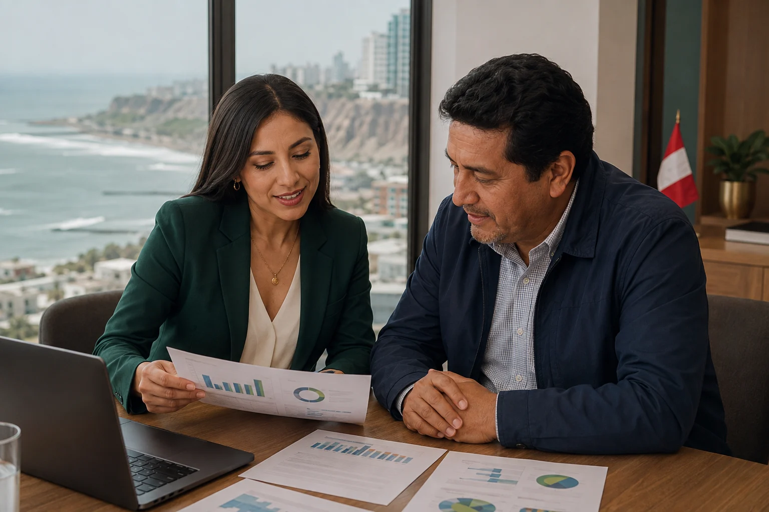 Escena ilustrativa: consultoría financiera con un empresario en Lima, Perú